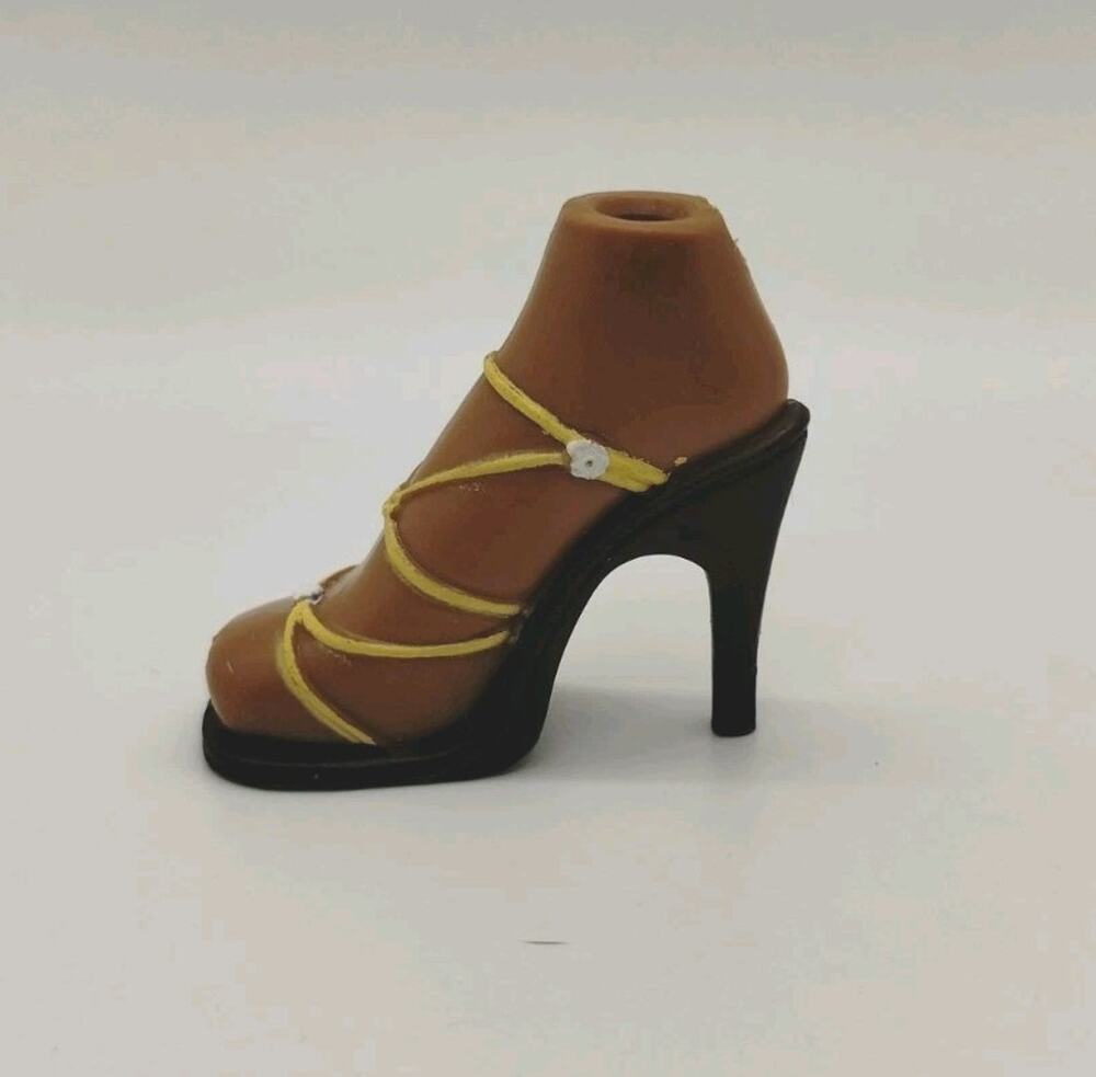 Bratz Formal Funk Sasha - Single Replacement Shoe - Gold Strappy